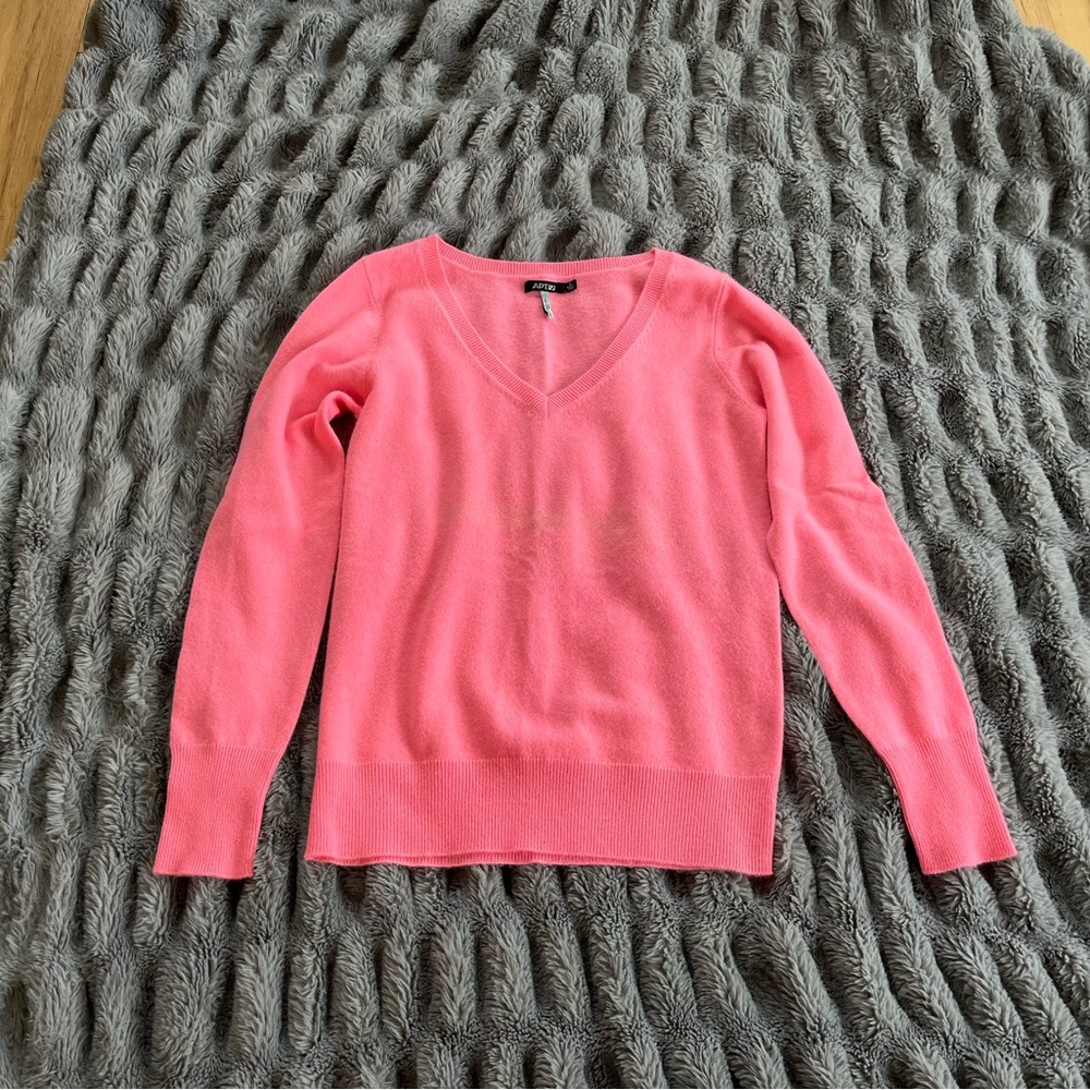 NWOT- coral pink hue Apt 9 v-neck cashmere sweater, size small.